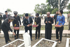 Ziarah ke Makam Pahlawan Puspa Bhakti, Bupati Bursah Ajak Kenang Masa Pahlawan