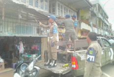 Petugas Gabungan Tertibkan Pedagang Kaki Lima di Pasar Tebing Tinggi