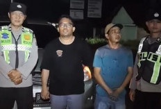 Ditengah Hujan Lebat, Polsek Merapi Barat Bantu Pengendara Mobil Pecah Ban