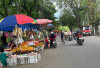 Pasar Buah Diabaikan, Pedagang Masih Berjualan di Bahu Jalan Lematang Lahat