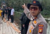 Bentuk Nyata Kepedulian, Polsek Merapi Barat Rehab Jembatan Gantung Negeri Agung 