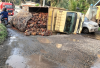 Gegara Jalan Berlubang, Truk Sawit Terguling di Jalinsum Lahat