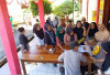 Emak-emak Serbu Beras Murah di Polsek Talang Padang