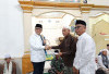 Ramadhan Penuh Berkah, Bupati Joncik Muhammad Salurkan Bantuan untuk Masjid Nurul Iman di Muara Lintang Lama