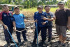 Petugas Damkar Evakuasi Ular Kobra dari Sumur Kawasan Pasar Pulau Mas