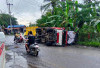 Truk Ekspedisi Terbalik di Desa Ulak Pandan 
